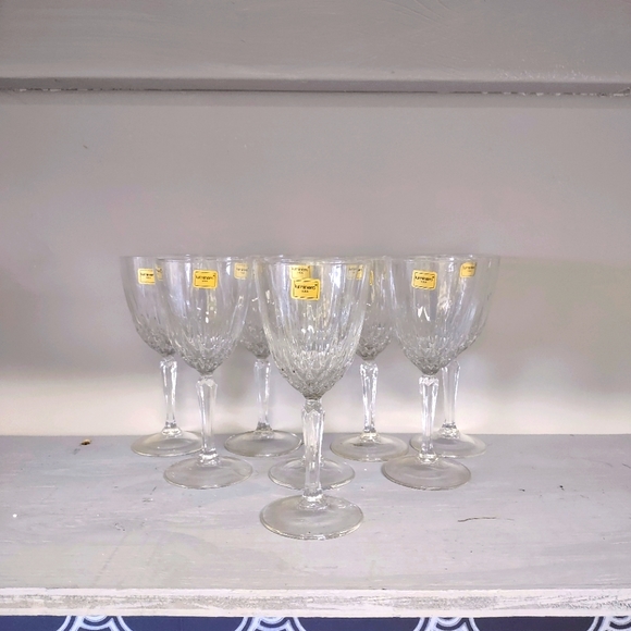 NEW IN BOX Luminarc USA Luminarc Wine Glasses - Picture 1 of 3